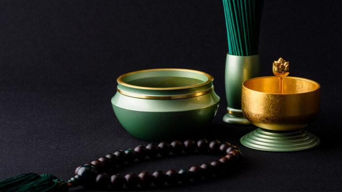 おりん、線香、数珠などの仏具