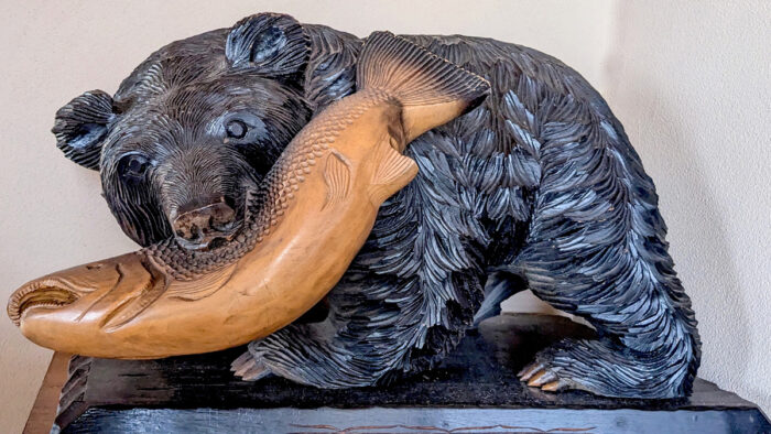 鮭をくわえた木彫りの熊