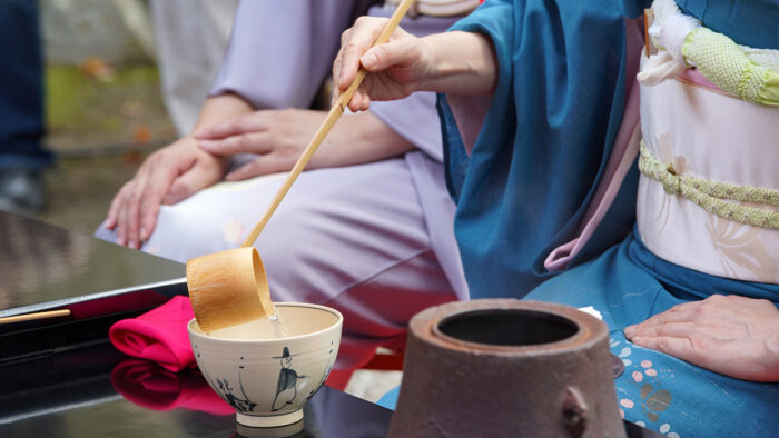 お茶会を開いて楽しむ女性たち